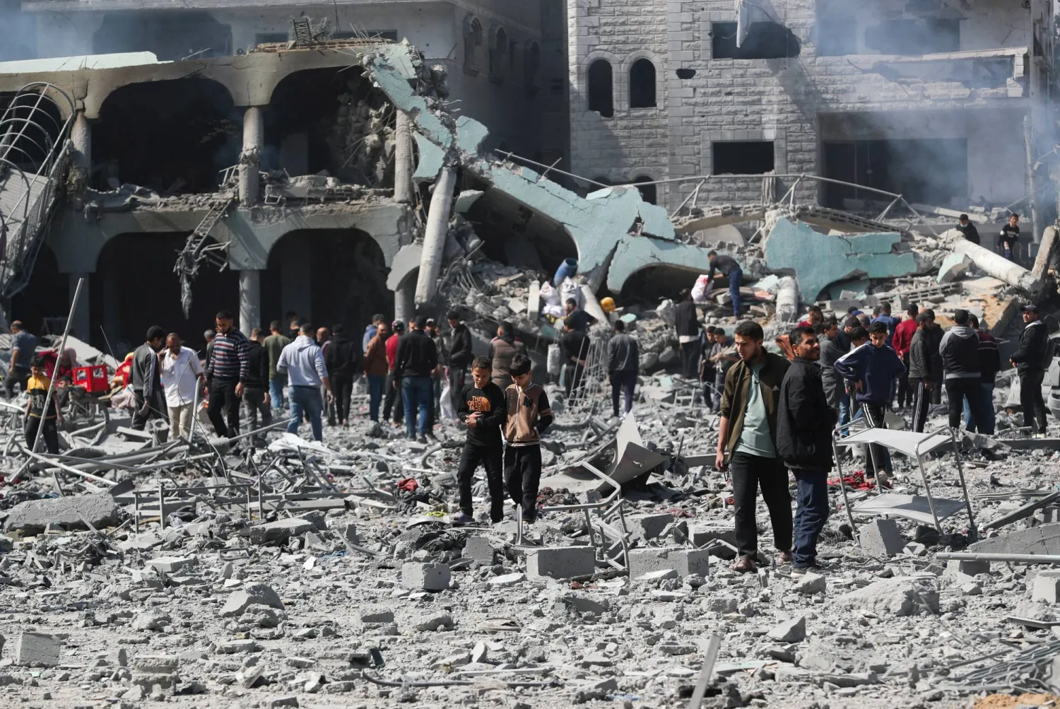 إسرائيل تواصل جرائمها في غزة: مئات الجرحى وحصار يهدد حياة المرضى