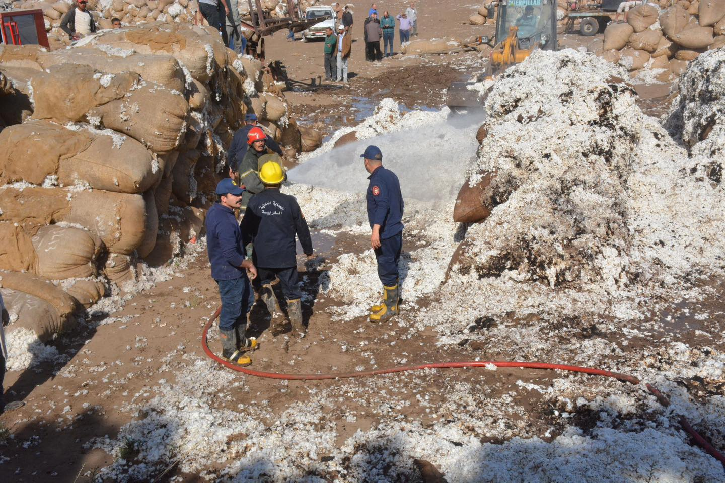 محافظ الغربية يتفقد جهود السيطرة على حريق محلج القطن ويشيد بتنسيق الجهات المعنية
