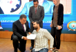 لحظة إنسانية.. محافظ الدقهلية ينحني لعامل لالتقاط صورة أثناء احتفالية عيد العمال