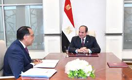 الرئيس السيسي يأمر باتخاذ إجراءات لتحسين أوضاع العاملين داخل المجال الصحي