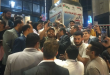المئات يحتفلون بفوز "البلشى" على سلالم النقابة..والنقيب يهتف:عاشت وحدة الصحفيين