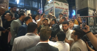 المئات يحتفلون بفوز "البلشى" على سلالم النقابة..والنقيب يهتف:عاشت وحدة الصحفيين