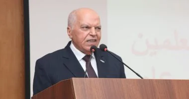 معلمة تنهار داخل لجنة الأمتحان والمعلمين توضح الموقف الصحي
