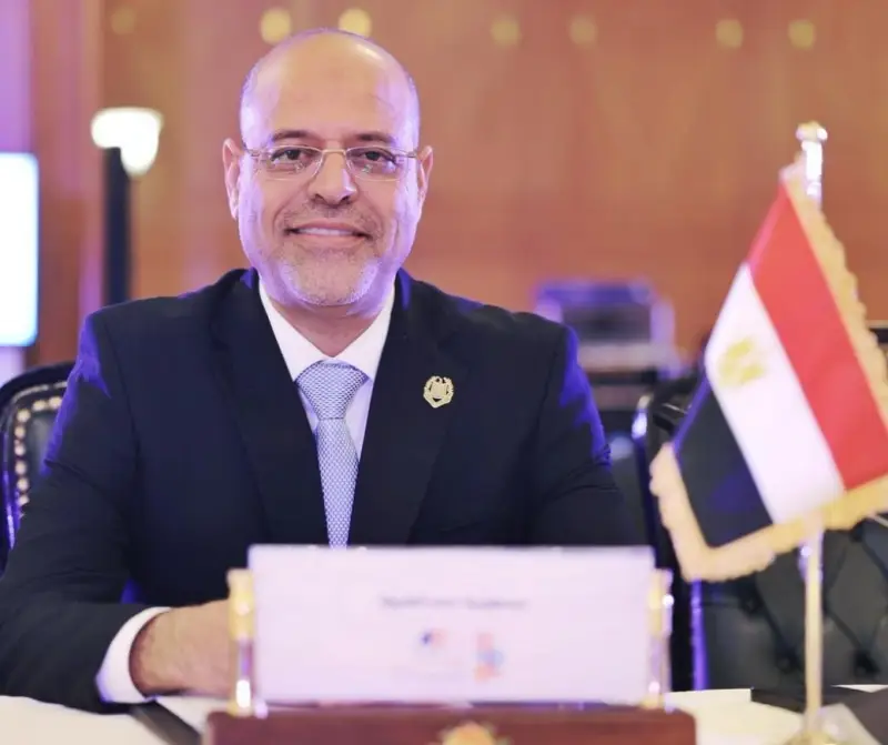 وزير العمل يُكافئ موظف أعاد مبلغ مالي لمواطن قام بتحويله بالخطأ