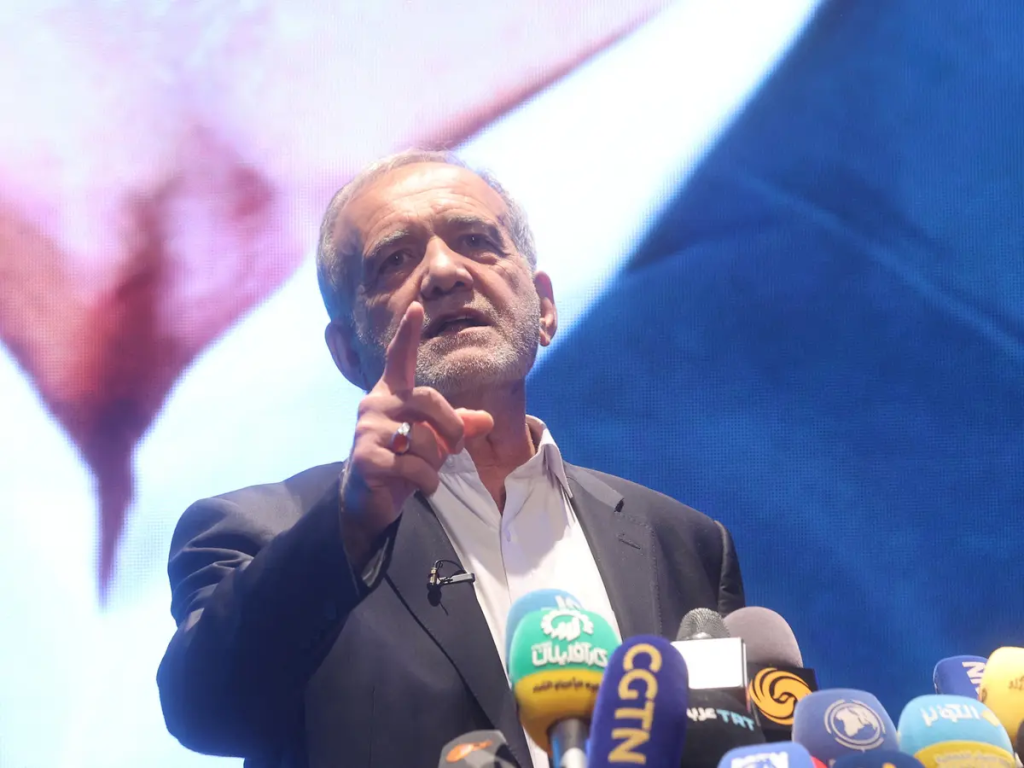 رئيس إيران لماكرون: يجب أن يتلقى الأمريكيون ردا على عدوانهم
