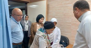 خلال زيارة ميدانية.. نائبة وزير الصحة توجه بفتح تحقيق لوجود ممرضة غير مدربة بمستشفى في قنا 