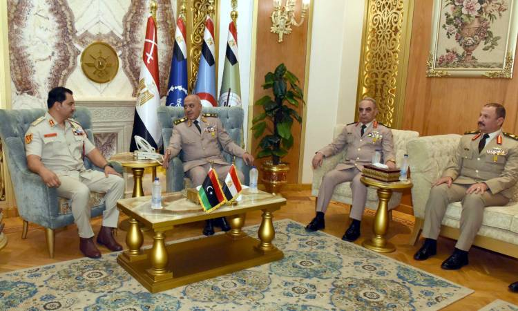 رئيس الأركان يلتقى نظيره الليبى لبحث التعاون العسكري المشترك