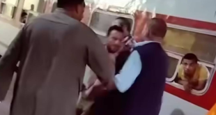 كمسري يعتدي على طالب داخل محطة قطار.. والسكة الحديد تفحص الواقعة