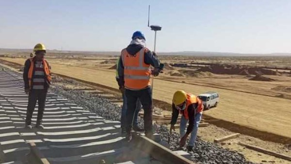 تمهيدًا للتشغيل في 2026 .. تركيب القضبان في الخط الأول للقطار السريع بين السخنة ومطروح