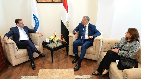 شل العالمية تبحث مع وزارة البترول التوسع في إنتاج الغاز الطبيعي بمصر