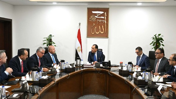 مدبولي: حوافز “خارج الصندوق” لتوطين صناعة السيارات الكهربائية في مصر