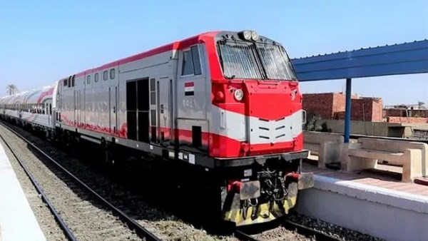 خروج عجلات جرار قطار عن القضبان بمحطة المنيا والدفع بأوناش الرفع لإعادته