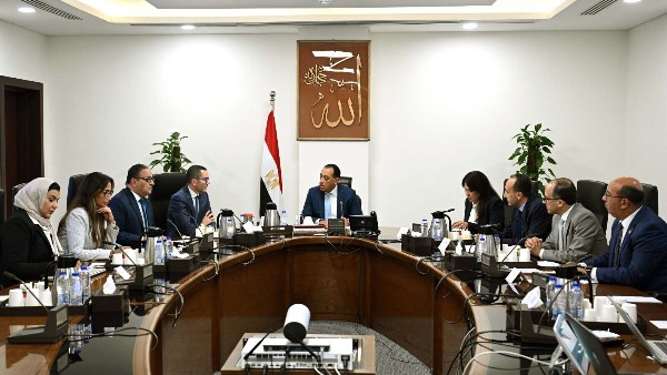 رئيس الوزراء يتابع مع وزير الاستثمار جهود تطوير منظومة الإفراج الجمركي
