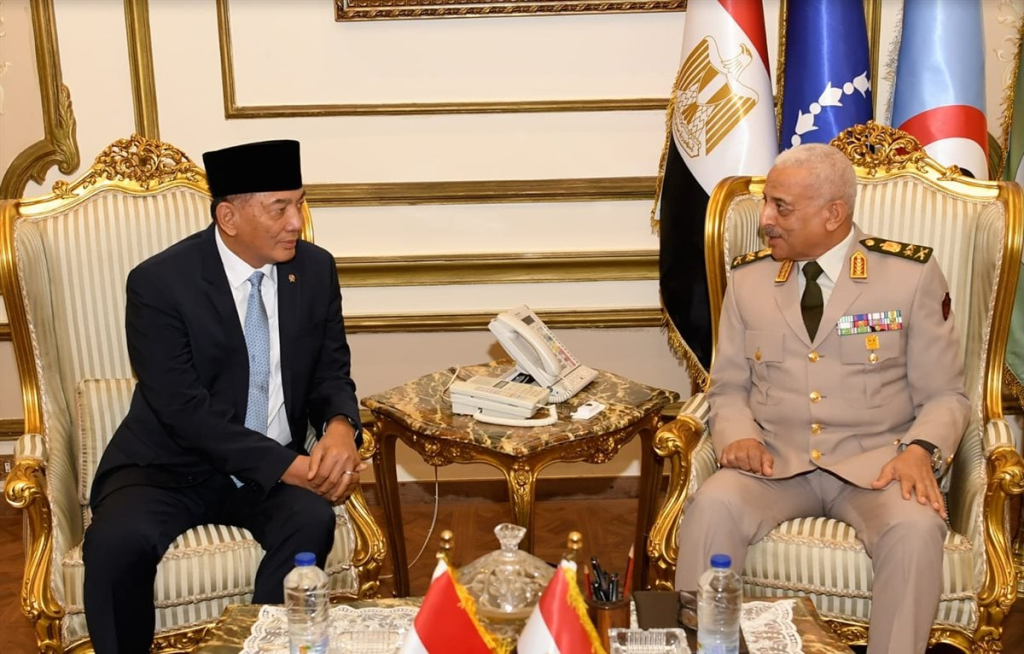 وزير الدفاع يلتقي نظيره الإندونيسي لبحث التعاون العسكري المشترك