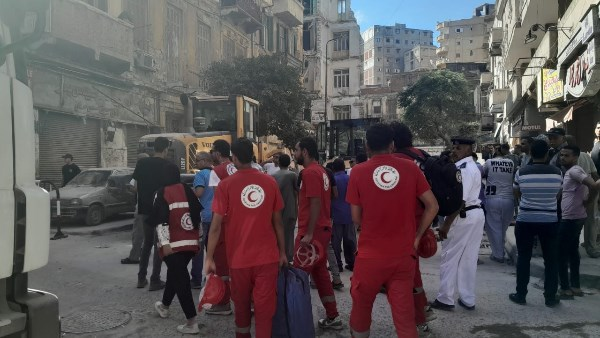 الهلال الأحمر: فرق الاستجابة للطوارئ توجهت لموقع انهيار عقار العطارين بالإسكندرية