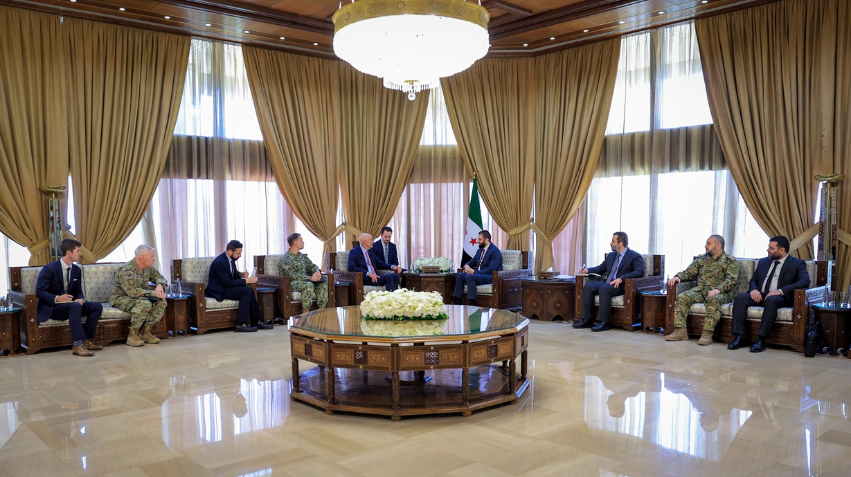 بعد سنوات القطيعة.. مبعوث أمريكي في دمشق لبحث مستقبل سوريا ووحدتها