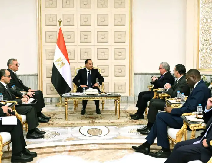 اليوم.. رئيس الوزراء يلتقي رئيس شركة “شيفرون” العالمية للاستكشاف والإنتاج