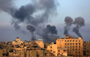 اندلاع حرائق بأسدود جنوب إسرائيل أثر سقوط شظايا صواريخ إيرانية