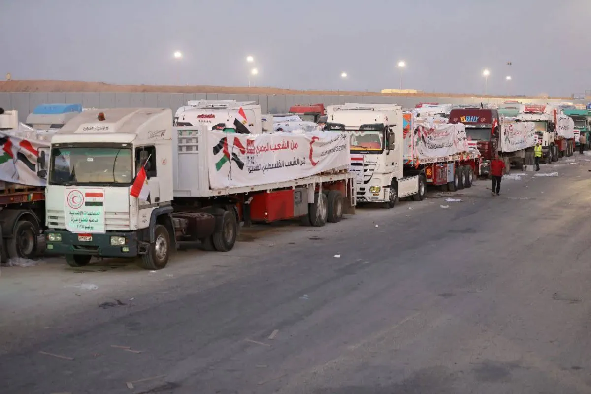 معبر رفح يستقبل الدفعة الـ165 من الشاحنات التى تحمل المواد الغذائية والإنسانية لصالح المتضررين في غزة