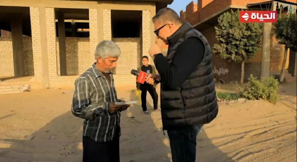 قصة إنسانية في «سيارة المفاجآت».. عمرو الليثي يكرم عامل نظافة