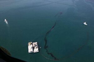 انفجار احد خزانات الشحن يتسبب في تسريب نفطي في مياه الكويت