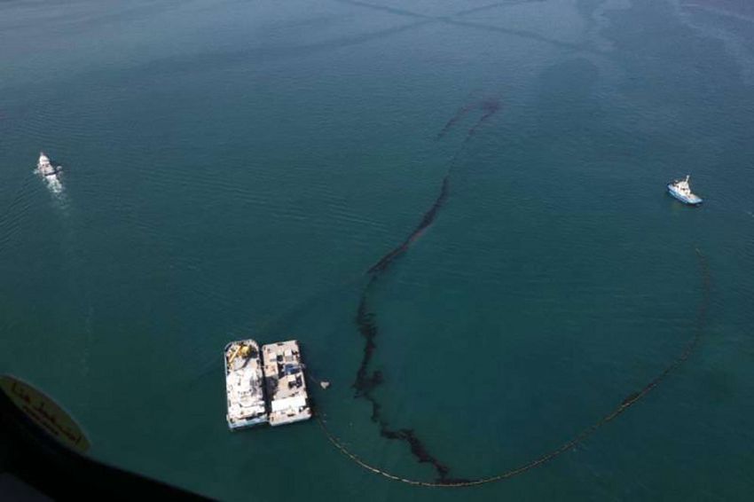 انفجار احد خزانات الشحن يتسبب في تسريب نفطي في مياه الكويت