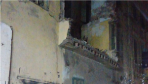 صادر له قرار هدم.. إصابة شخصين إثر سقوط أجزاء من عقار قديم بالإسكندرية