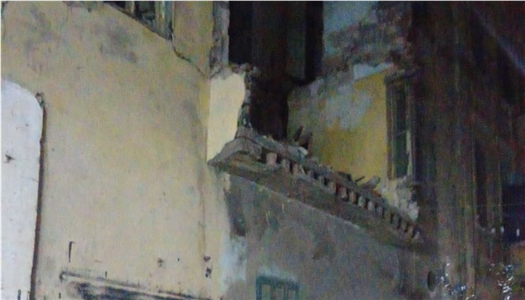 صادر له قرار هدم.. إصابة شخصين إثر سقوط أجزاء من عقار قديم بالإسكندرية