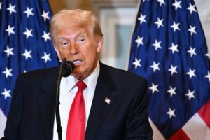 ترامب مهددًا: الولايات المتحدة الأمريكية قادرة على تدمير خطوط الأنابيب في جزيرة خارك الإيرانية خلال خمس دقائق