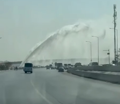 انفجار ماسورة مياه كبيرة على طريق الواحات بأكتوبر