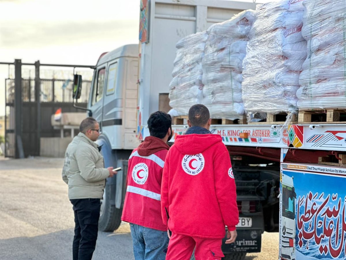 الهلال الأحمر المصري يعزز مد غزة بمزيد من المستلزمات الإغاثية والشتوية