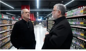 رسالة طمأنة لشعبه .. الرئيس الإيراني مسعود بزشكيان يتجول فى محلات تجارية في العاصمة الإيرانية طهران