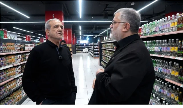 رسالة طمأنة لشعبه .. الرئيس الإيراني مسعود بزشكيان يتجول فى محلات تجارية في العاصمة الإيرانية طهران