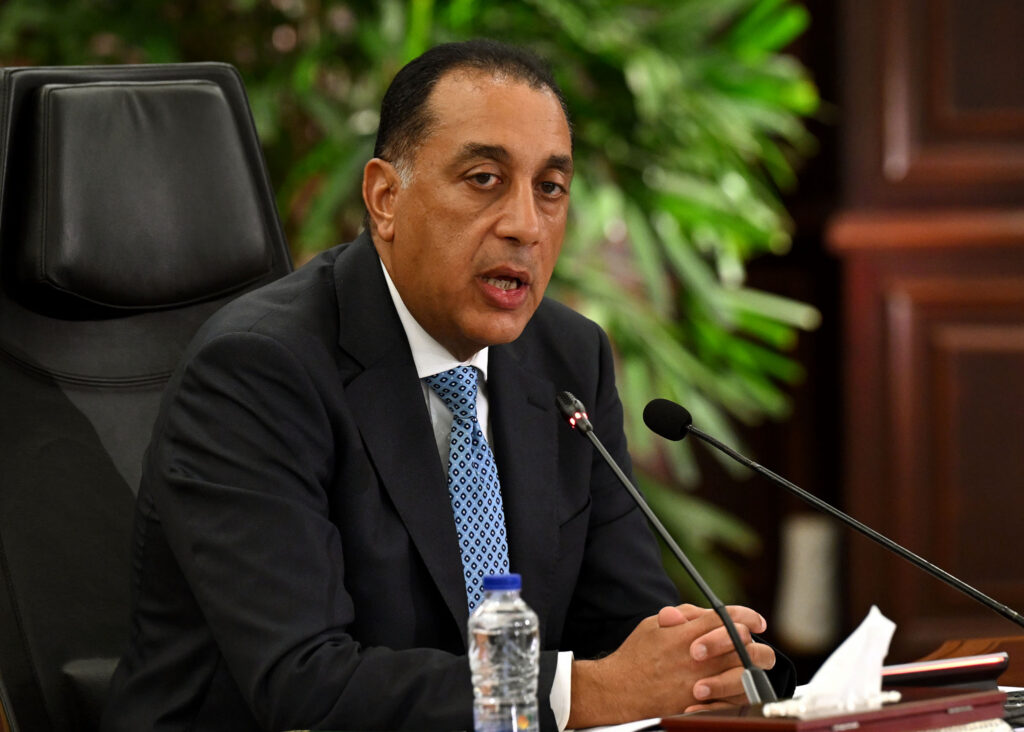 جولة تفقدية لرئيس الوزراء تشمل سوق العبور لتجارة الجملة وأحد فروع المشروع القومي “كاري أون” بمحافظة القاهرة