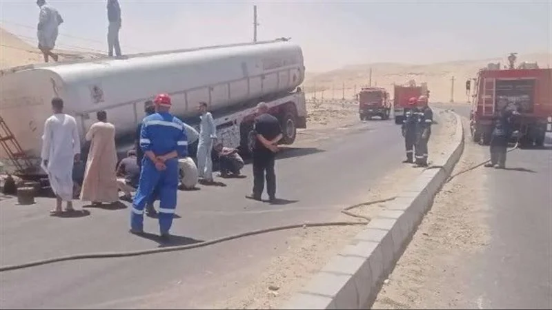 انقلاب مقطورة محملة بـ50 طن وقود طائرات بالشيخ زايد.. أدى إلى  إلى تسرب جزء من الشحنة على الطريق