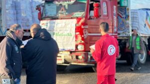 اليوم.. الهلال الأحمر المصري يرسل 2.980 طنًا من المساعدات إلى غزة.. ويستقبل دفعة جديدة من المصابين