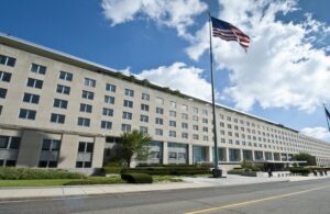 بسبب المخاطر الأمنية المتزايدة! الخارجية الأمريكية تأمر موظفيها بمغادرة المملكة العربية السعودية فورًا