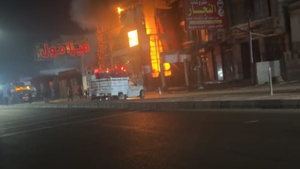 16 سيارة إطفاء شاركت في إخماد حريق مول مفروشات المحلة.. خسائر بالملايين