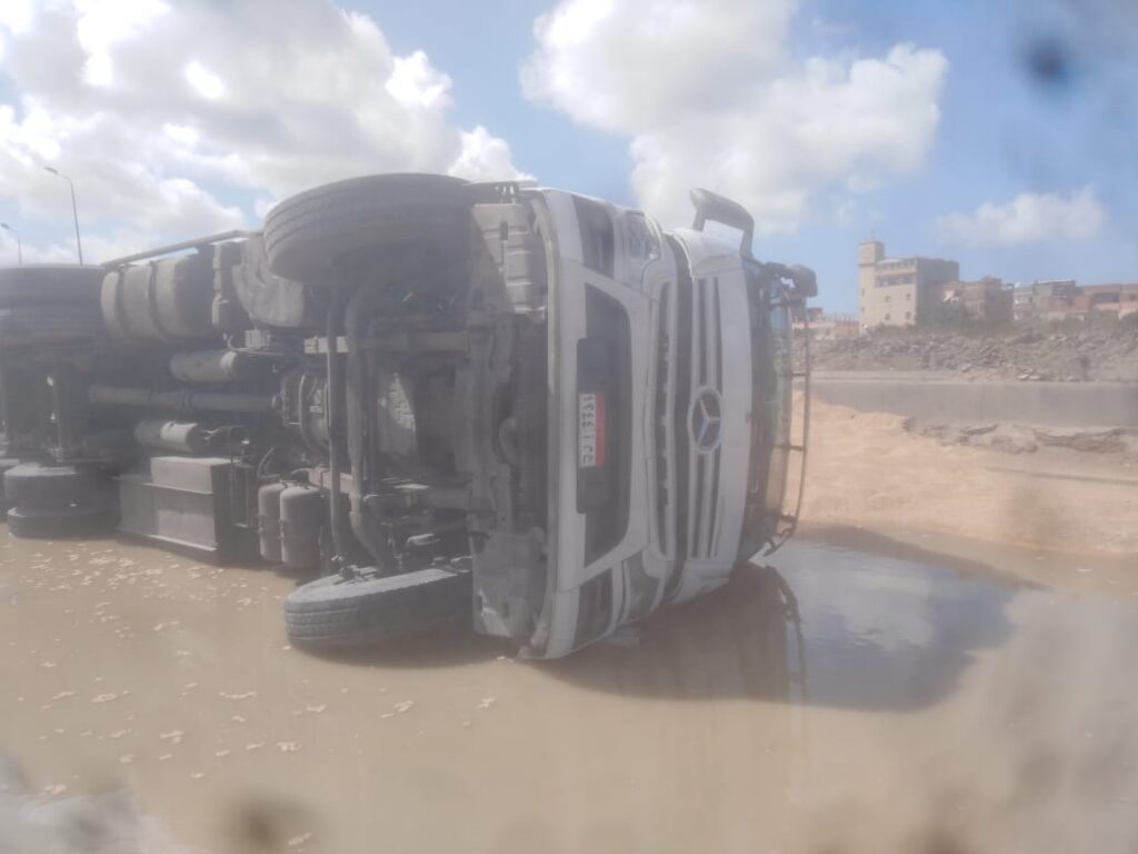 انقلاب سيارة نقل محملة بالقمح على الطريق الدائري بالإسكندرية