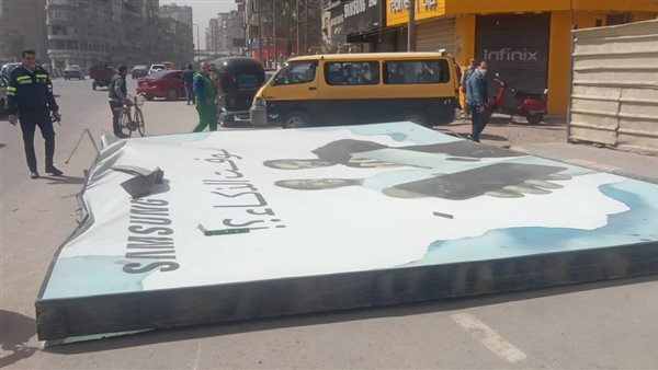 بسبب التقلبات الجوية.. مصرع شاب سقطت عليه لوحة إعلانات ضخمة في المحلة الكبرى بشارع البحر الكبرى