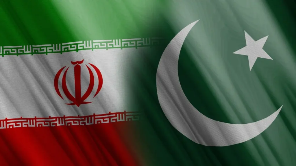 إيران تسمح بمرور 20 سفينة ترفع العلم الباكستاني عبر مضيق هرمز