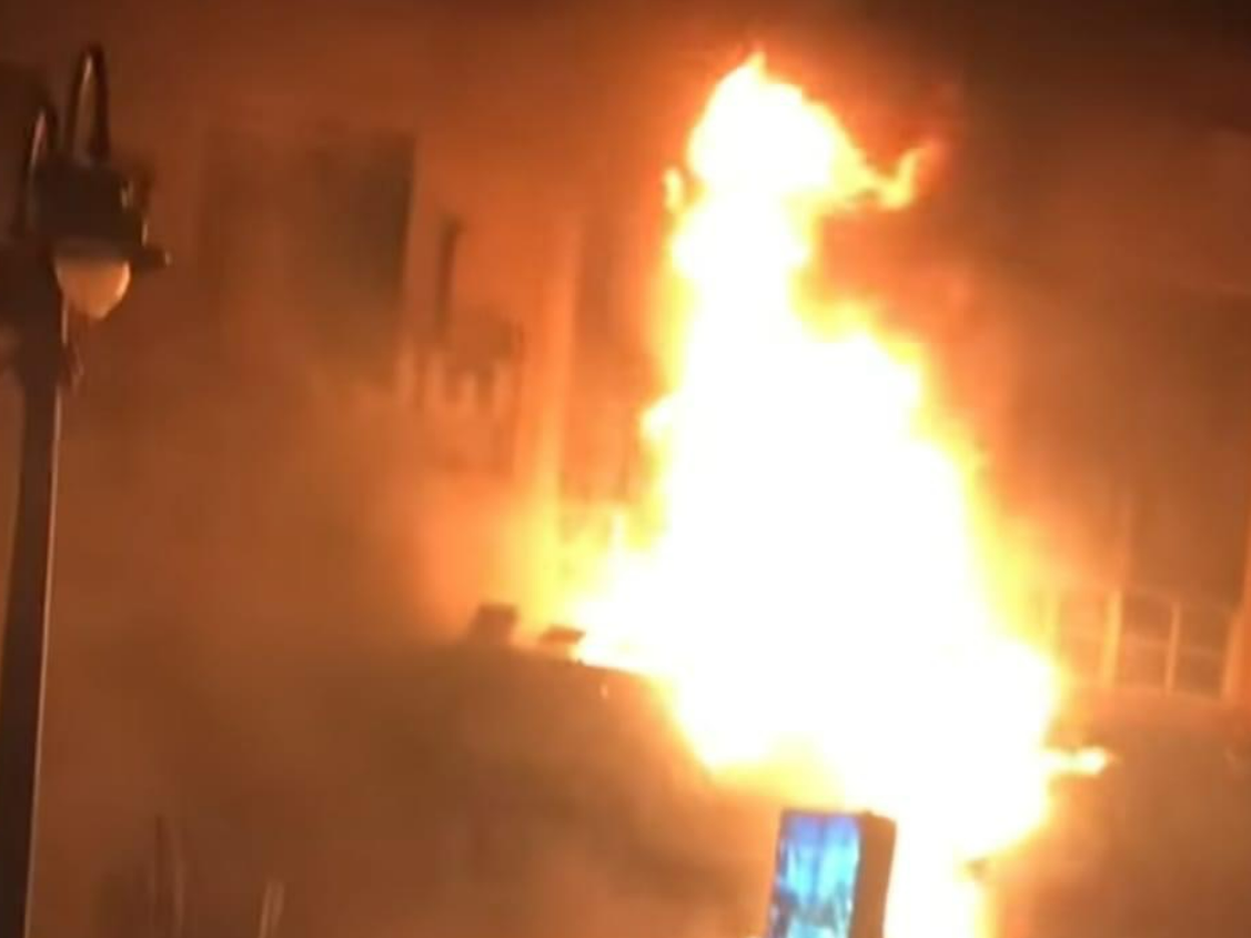 حريق يلتهم 7 دراجات نارية وسيارتين وتروسيكل في جراج سيارات بمحافظة الفيوم