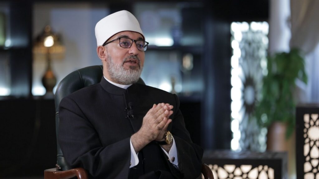 هل يجب علي المسلم تذكير أخاه عند الأكل او الشرب ناسيًا؟ وهل يأثم من أكل وشرب ناسيًا في رمضان؟