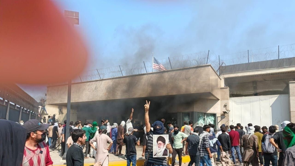 احتجاجًا علي مقتل خامنئي .. مقتل 10 أشخاص خلال اقتحام متظاهرين للقنصلية الأمريكية في باكستان