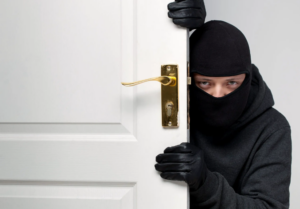 االقبض علي مسجل خطر ! سرق 5 شقق سكنية واستولى على محتويات متنوعة من داخلها