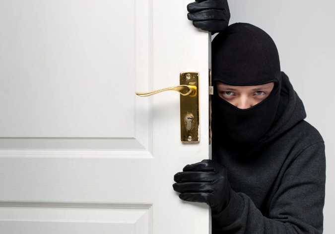 االقبض علي مسجل خطر ! سرق 5 شقق سكنية واستولى على محتويات متنوعة من داخلها