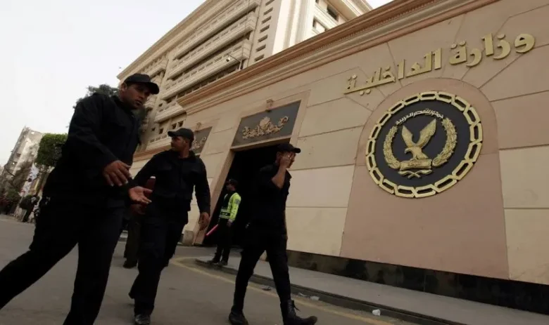 وزارة الداخلية تُقيل أحد أفراد الشرطة بقطاع أمن القاهرة بسبب تجاوزه قواعد التعامل المهني مع أحد السائحين