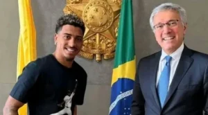 سفير البرازيل بالقاهرة يستقبل اللاعب خوان بيزيزا في مقر السفارة مشيدًا بدوره الكبير في نادي الزمالك