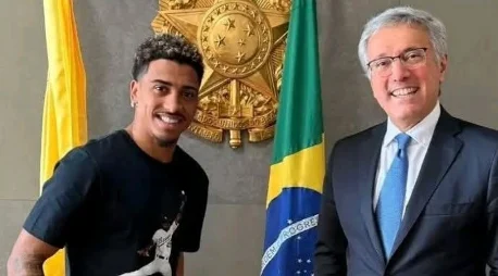 سفير البرازيل بالقاهرة يستقبل اللاعب خوان بيزيزا في مقر السفارة مشيدًا بدوره الكبير في نادي الزمالك