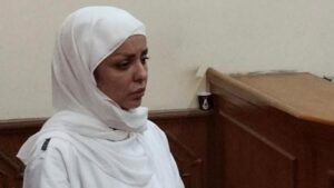 قتلت ابنتها بدم بارد ! مضيفة طيران تقتل ابنتها ذات العامين لظنها بانها مستنيرة وترى أشياء لا يراها الآخرين